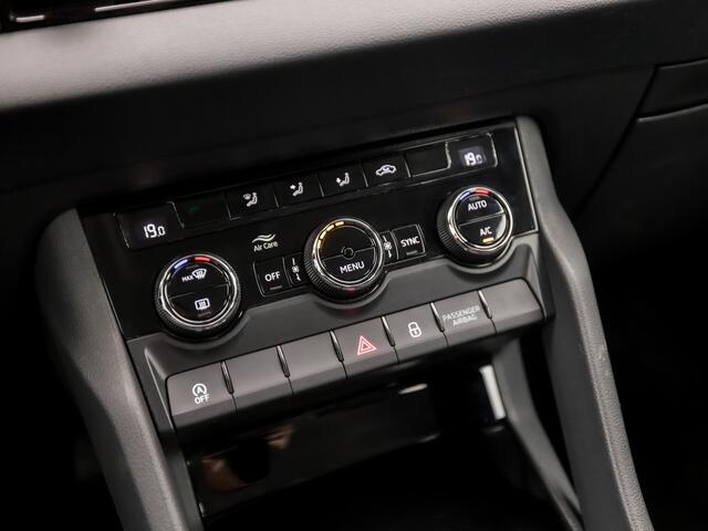 Skoda Karoq 1.5 TSI ACT Sport 150Pk Automaat (APPLE CARPLAY, GROOT NAVI, CLIMATE, KEYLESS, SPORTSTOELEN, CRUISE, PARKEERSENSOREN, NIEUWE APK, NIEUWSTAAT)