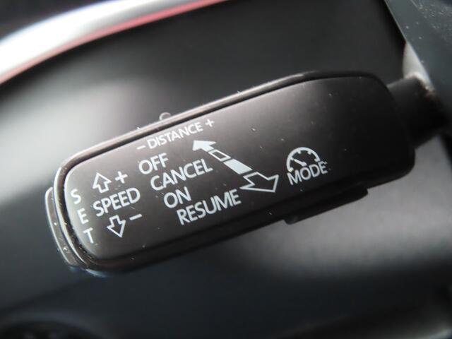 Skoda Karoq 1.5 TSI ACT Style DSG | sportstoelen | groot nav | voorruitverwarming | stoelverwarming | elektrische stoel + geheugen | camera | adaptive cruise