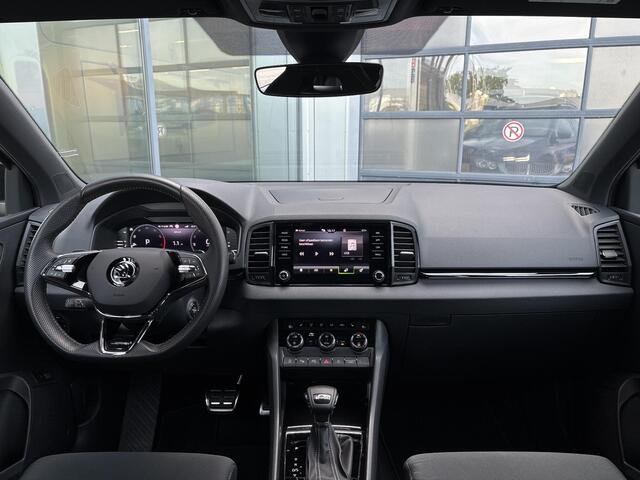 Skoda Karoq 1.5 TSI DSG Sportline Business | Trekhaak | 360 Graden Camera | Parkeersensoren | Panoramadak | Cruise Control Adaptief | Virtual Cockpit | Elektrische Achterklep | Navigatie | Apple Carplay | Android Auto | Stoelverwarming