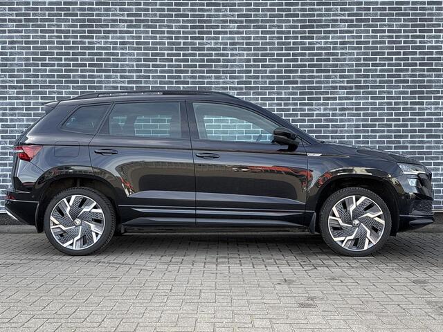 Skoda Karoq 1.5 TSI DSG Sportline Business | Trekhaak | 360 Graden Camera | Parkeersensoren | Panoramadak | Cruise Control Adaptief | Virtual Cockpit | Elektrische Achterklep | Navigatie | Apple Carplay | Android Auto | Stoelverwarming