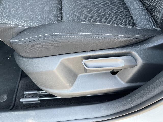 Skoda Karoq 1.5 TSI ACT Style / AUTOMAAT/ TREKHAAK/ DIGITAL DASH/ NAVI/ SMARTLINK/ PARK. SENSOREN + CAMERA/ CLIMATE/ STOELVERWARMING