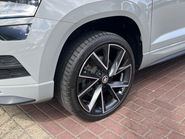 Skoda Karoq 1.5 TSI ACT Sportline Business / Panorama dak / Carplay / Stoelverwarming voor en achter / 19'' LMV