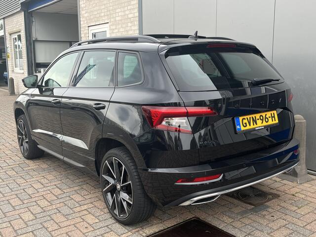 Skoda Karoq 1.5 TSI ACT Sportline / AUTOMAAT/ PANO/ TREKHAAK/ ACC/ PARK.SENSOR.V+A/ CAMERA/ STOELVERWARM./ ELEK.ACHTERKLEP/ SMARTLINK/ DODEHOEK/ KEYLESS/ RIJ-MODI/ DIGITAL DASH/ NAVI/ DAB/ CLIMA/ LED/ 19'' LMV