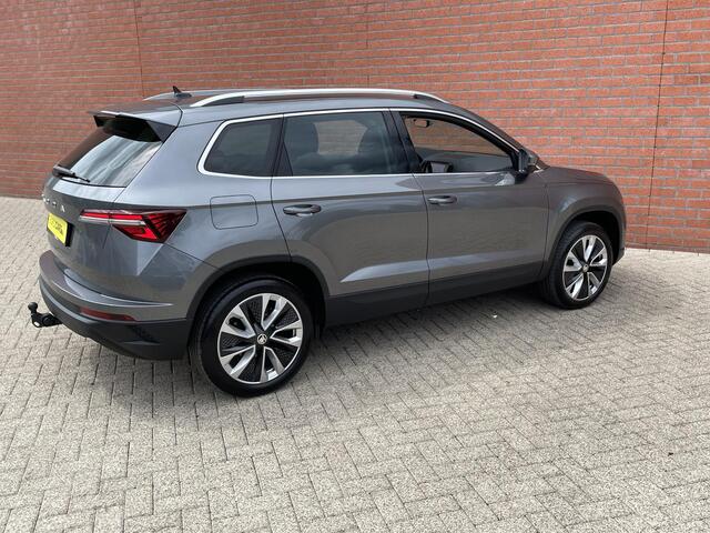 Skoda Karoq 1.5 TSI 150pk DSG Style Navigatie Apple Carplay/Android Auto Parkeersensoren Camera Adaptive Cruise Control Elektrische achterklep Wegklapbare trekhaak Stoel- en stuurverwarming Ledverlichting Virtual Cockpit Climate Control