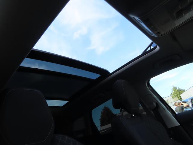 Skoda Karoq 1.0 TSI | Pano dak | Trekhaak wegklapbaar | Stoel + stuurwielverwarming |