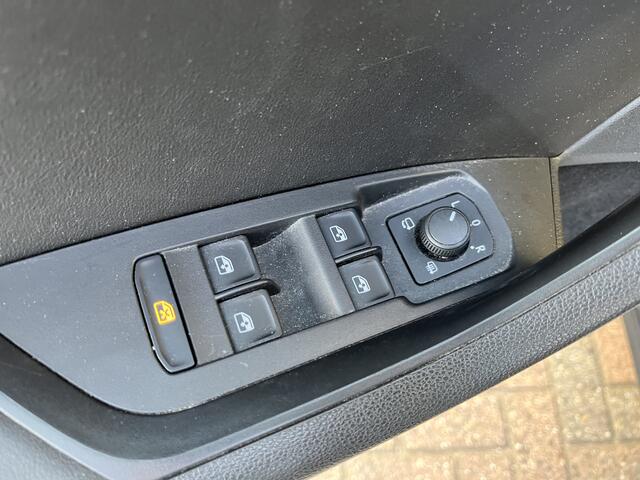 Skoda Kodiaq 1.5 TSI Business Edition / AUTOMAAT/ ELEKT. TREKHAAK/ KEYLESS/ CRUISE/ 18" LMV/ NAVI/ DAB/ SMARTLINK/ SPRAAKBEDIENING/ BLUETOOTH/ PARK. SENSOREN + CAMERA/ FULL LED