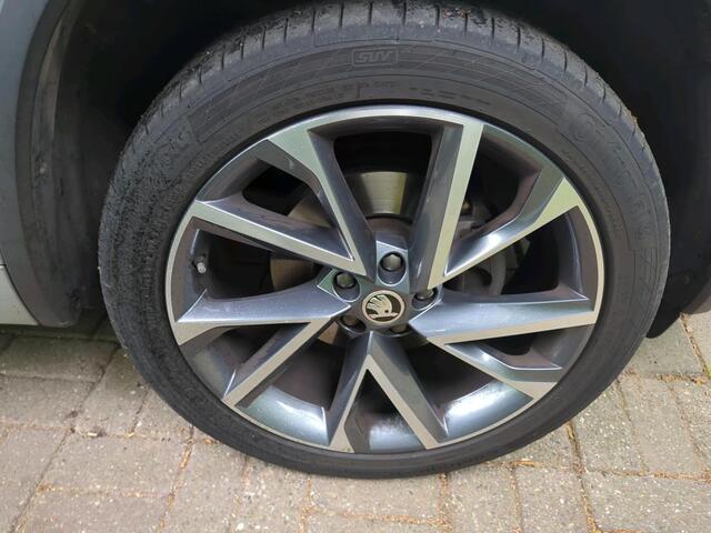 Skoda Kodiaq 1.5 TSI Sportline Business / Steelgrey/ Digitale Cockpit/ / Led/ Keyless Entry/ Elec. Klep/ Camera/ Zwenkhaak / Clima/ Navi/ Parkeersensoren/ 20 lmv