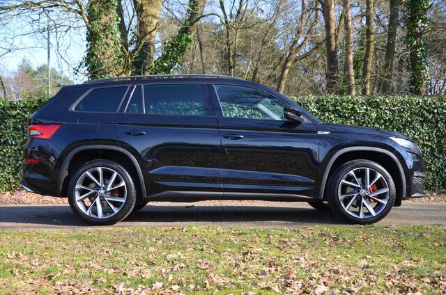 Skoda Kodiaq 1.5 TSI Sportline Business 7 Persoons. Automaat/Navi/Led/Ecc/Pdc/Achteruitrij-camera/Stuur&Stoelverwarming/Half-Leer/Panoramadak/Privacy-Glass/Cruise control/Elektrisch verstelbare stoelen/Wegklapbare Trekhaak