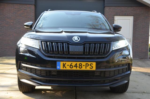 Skoda Kodiaq 1.5 TSI Sportline Business 7 Persoons. Automaat/Navi/Led/Ecc/Pdc/Achteruitrij-camera/Stuur&Stoelverwarming/Half-Leer/Panoramadak/Privacy-Glass/Cruise control/Elektrisch verstelbare stoelen/Wegklapbare Trekhaak