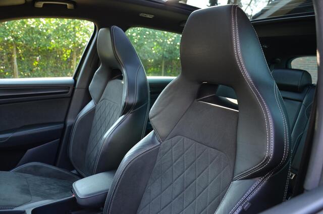 Skoda Kodiaq 1.5 TSI Sportline Business 7 Persoons. Automaat/Navi/Led/Ecc/Pdc/Achteruitrij-camera/Stuur&Stoelverwarming/Half-Leer/Panoramadak/Privacy-Glass/Cruise control/Elektrisch verstelbare stoelen/Wegklapbare Trekhaak