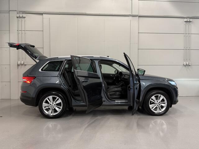 Skoda Kodiaq 1.5 TSI Edition Aut. 7p. PANO/TREKHAAK/LED/ACC/CANTON/CAMERA/CARPLAY/SFEER/LEER-ALCANTARA SP.STOEL/EL.A.KLEP/PRIVACY/VOLLEDIGE HISTORIE, INCL. OH BEURT
