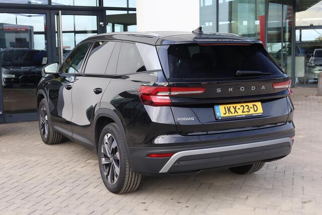 Skoda Kodiaq 1.5 TSI MHEV Business Edition 7p. 150PK / 110kW 7 zits panoramadak wegklapbare trekhaak 19" LMV camera side assist chrome dakrailing multifunctioneel lederen stuurwiel stoelverwarming keyless go privacy glas spiegels elektrich inklapbaar virtual cockpit