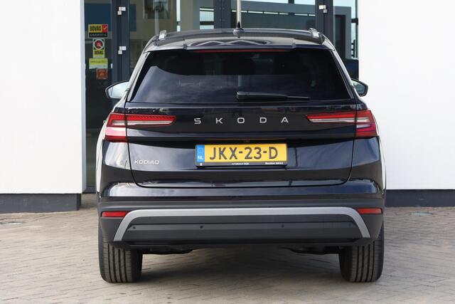 Skoda Kodiaq 1.5 TSI MHEV Business Edition 7p. 150PK / 110kW 7 zits panoramadak wegklapbare trekhaak 19" LMV camera side assist chrome dakrailing multifunctioneel lederen stuurwiel stoelverwarming keyless go privacy glas spiegels elektrich inklapbaar virtual cockpit