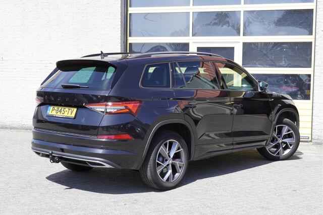 Skoda Kodiaq 1.5 TSI 150PK! Automaat Sportline Business BJ2022 Lmv | Led V+A | Pdc | Keyless | Elek. trekhaak | Elek. achterklep | Achteruitrijcamera | App-Connect | Navi | Virtual cockpit | Dashboard verlichting | Elek. Be stoel+Mem | Verwarmde voorstoelen | Nw-model