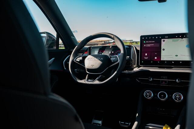 Skoda Kodiaq 1.5 TSI PHEV Sportline | PANO | TREKHAAK | 20" VELGEN | STEEL GREY