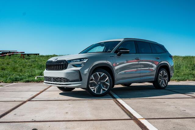 Skoda Kodiaq 1.5 TSI PHEV Sportline | PANO | TREKHAAK | 20" VELGEN | STEEL GREY
