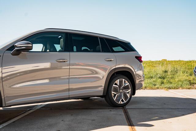 Skoda Kodiaq 1.5 TSI PHEV Sportline | PANO | TREKHAAK | 20" VELGEN | STEEL GREY