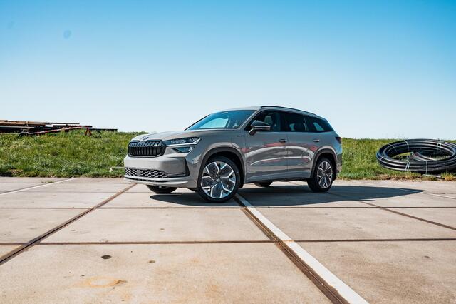 Skoda Kodiaq 1.5 TSI PHEV Sportline | PANO | TREKHAAK | 20" VELGEN | STEEL GREY