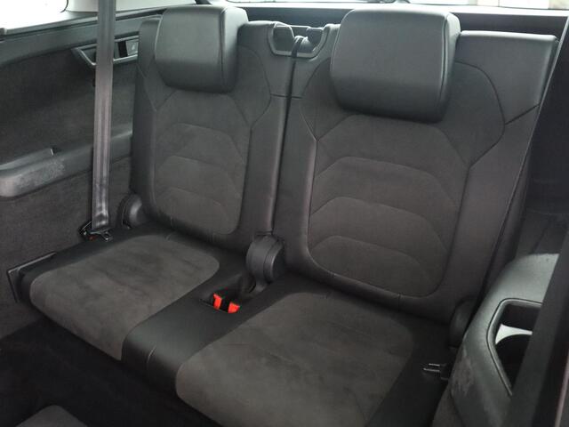 Skoda Kodiaq 1.5 TSI Limited Business Edition 7p. | Trekhaak | Pano.Dak | Camera | Sfeerverlichting | Stoelverwarming | LED | 7 Persoons