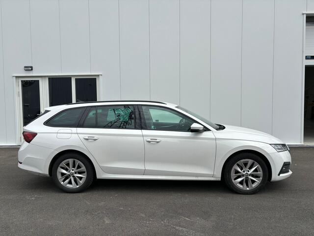 Skoda OCTAVIA Combi 1.5 TSI First Edition | Navi | Parkeerhulp | Optiek zwart