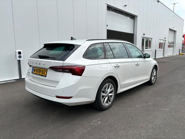 Skoda OCTAVIA Combi 1.5 TSI First Edition | Navi | Parkeerhulp | Optiek zwart