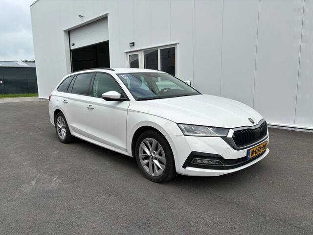 Skoda OCTAVIA Combi 1.5 TSI First Edition | Navi | Parkeerhulp | Optiek zwart