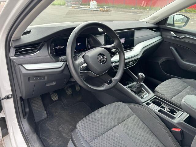 Skoda OCTAVIA Combi 1.5 TSI First Edition | Navi | Parkeerhulp | Optiek zwart