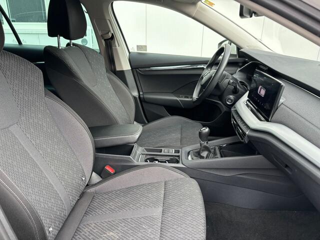 Skoda OCTAVIA Combi 1.5 TSI First Edition | Navi | Parkeerhulp | Optiek zwart