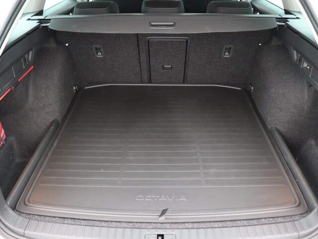 Skoda OCTAVIA Combi 1.4 TSI iV PHEV Business Edition 204PK DSG Trekhaak, park distance control, adaptive cruise, keyless, 17'' lichtmetaal