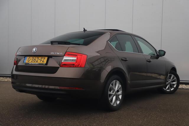 Skoda OCTAVIA 1.0 TSI Greentech Business Edition 116PK Panoramadak 16 inch Panoramadak Navigatie Clima Cruise Parkeersensor Carplay Android LED