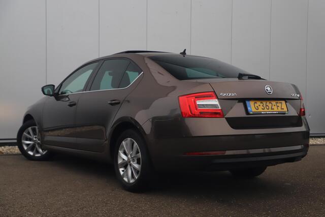 Skoda OCTAVIA 1.0 TSI Greentech Business Edition 116PK Panoramadak 16 inch Panoramadak Navigatie Clima Cruise Parkeersensor Carplay Android LED