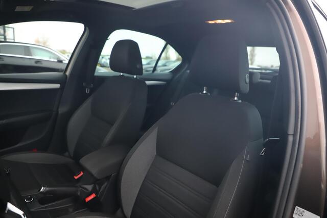 Skoda OCTAVIA 1.0 TSI Greentech Business Edition 116PK Panoramadak 16 inch Panoramadak Navigatie Clima Cruise Parkeersensor Carplay Android LED