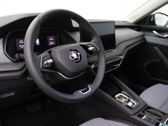 Skoda OCTAVIA Combi First Edition 1.5 TSI 115 pk DSG | Automaat | Elektrische achterklep | Navigatie | Adaptieve cruise control | 17'' Lichtmetalen velgen | Camera |