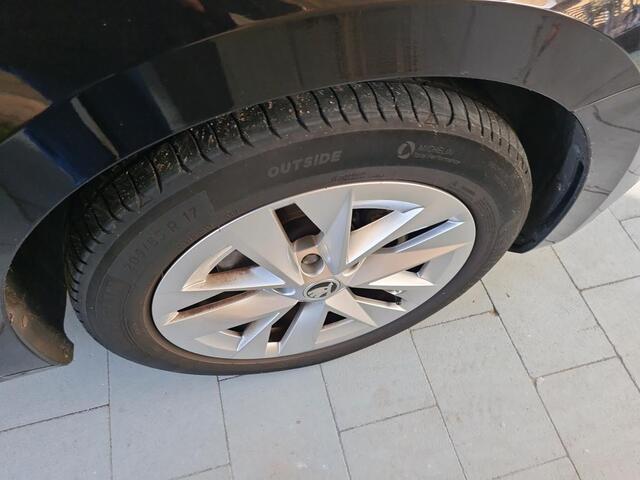 Skoda OCTAVIA 1.0 e-TSI Business Edition DSG/ Hatchback/ Metallic/ Digitale Cockpit/ Led/ Elec. K./ Clima/ Navi/ Parkeersensor V + A / 17 lmv/