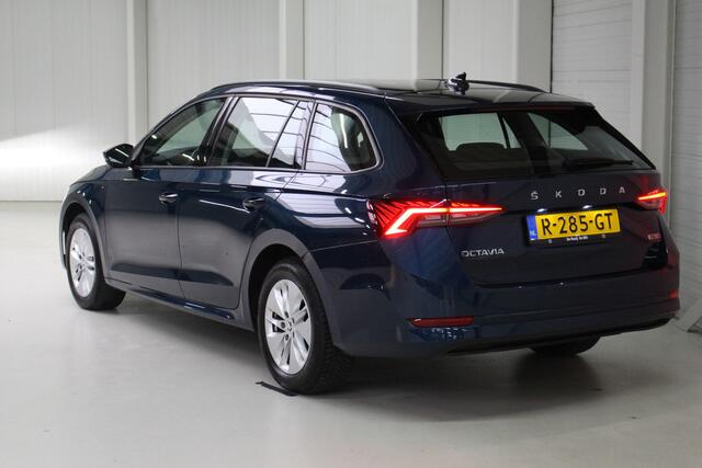 Skoda OCTAVIA Combi 1.0 e-TSI Business Edition Navigatie | Parkeersensoren | Elektrische achterklep | Led verlichting