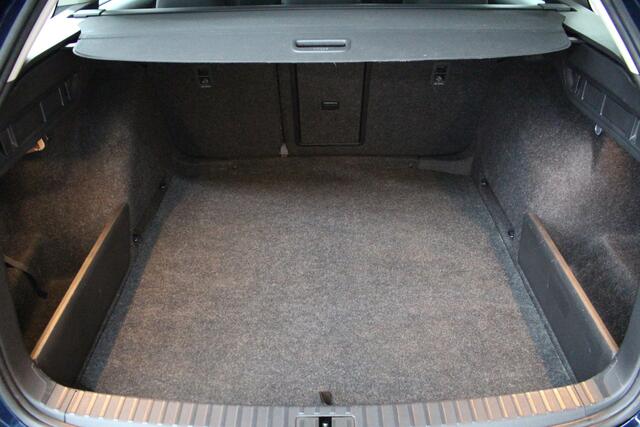 Skoda OCTAVIA Combi 1.0 e-TSI Business Edition Navigatie | Parkeersensoren | Elektrische achterklep | Led verlichting
