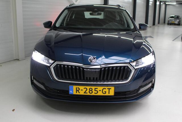 Skoda OCTAVIA Combi 1.0 e-TSI Business Edition Navigatie | Parkeersensoren | Elektrische achterklep | Led verlichting