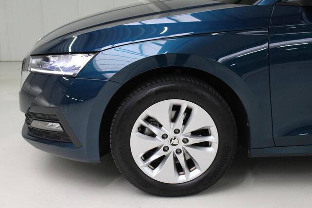 Skoda OCTAVIA Combi 1.0 e-TSI Business Edition Navigatie | Parkeersensoren | Elektrische achterklep | Led verlichting