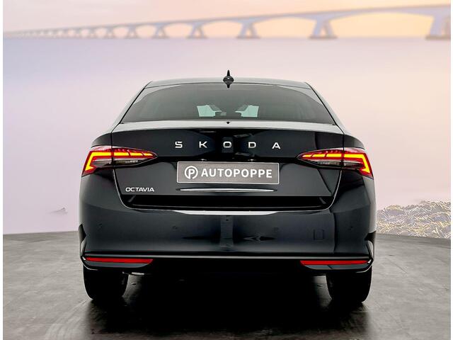 Skoda OCTAVIA First Edition 1.5 TSI m-HEV 85 kW / 115 pk Hatchba