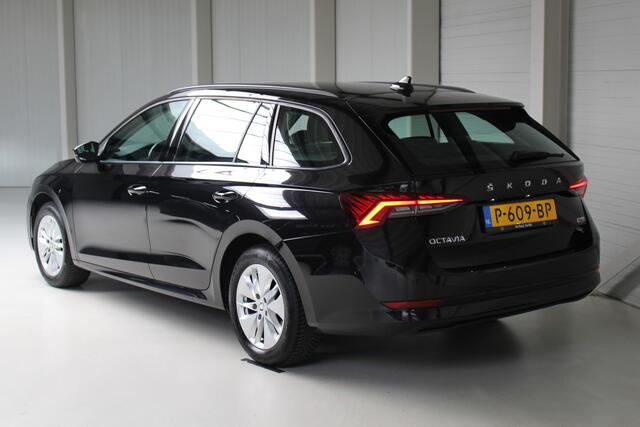 Skoda OCTAVIA Combi 1.0 e-TSI MHEV Business Edition DSG Navigatie | lichtmetalen velgen | Parkeersensoren | El. achterklepbediening