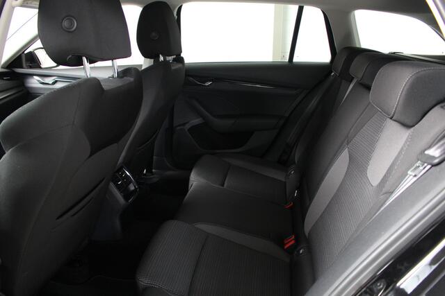 Skoda OCTAVIA Combi 1.0 e-TSI MHEV Business Edition DSG Navigatie | lichtmetalen velgen | Parkeersensoren | El. achterklepbediening