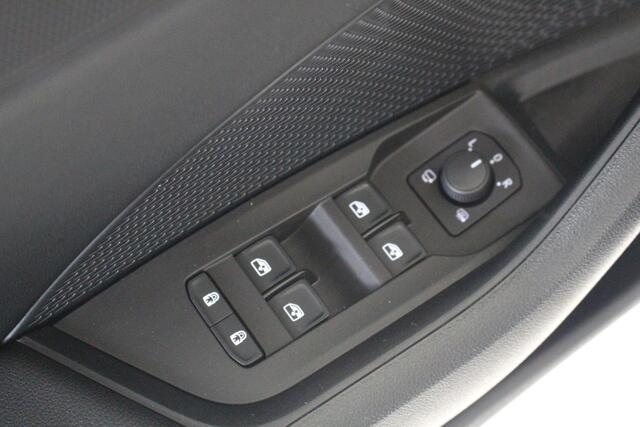 Skoda OCTAVIA Combi 1.0 e-TSI MHEV Business Edition DSG Navigatie | lichtmetalen velgen | Parkeersensoren | El. achterklepbediening
