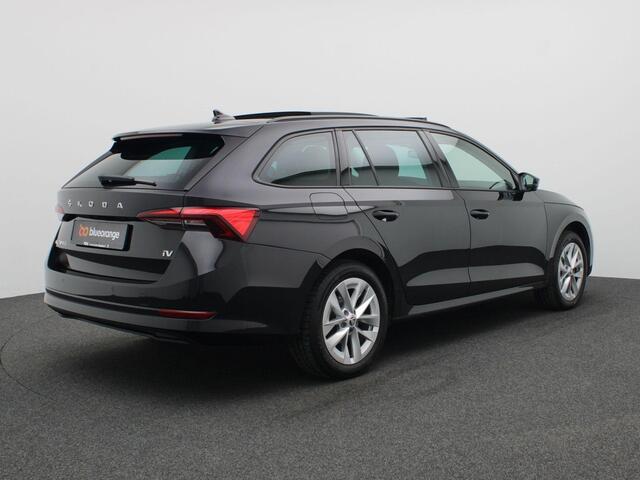 Skoda OCTAVIA Combi 1.4 TSI iV PHEV Business Edition 204PK DSG Pano-Schuifdak, Trekhaakvoorbereiding, Adaptieve Cruise Controle, Keyless, Parkeersensoren voor en achter, 17" LM Velgen