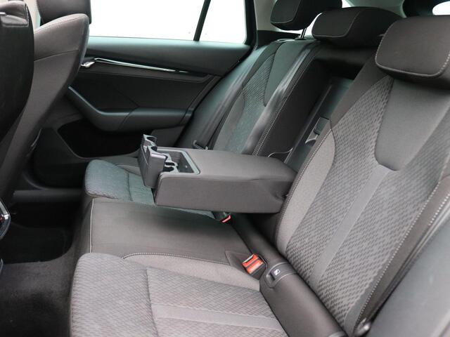 Skoda OCTAVIA Combi 1.4 TSI iV PHEV Business Edition 204PK DSG Pano-Schuifdak, Trekhaakvoorbereiding, Adaptieve Cruise Controle, Keyless, Parkeersensoren voor en achter, 17" LM Velgen