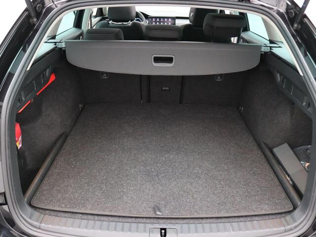 Skoda OCTAVIA Combi 1.4 TSI iV PHEV Business Edition 204PK DSG Pano-Schuifdak, Trekhaakvoorbereiding, Adaptieve Cruise Controle, Keyless, Parkeersensoren voor en achter, 17" LM Velgen