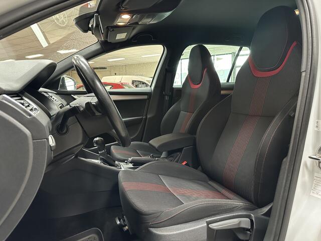 Skoda OCTAVIA Combi 1.5 TSI Greentech Sport Business/ Automaat!/ Trekhaak!/ Flippers/ Zwarte Hemel/ Apple+Android/ Clima/ Navi/ Cruise/ Bluetooth/ Multi.LEDER.Stuur/ Elek.Pakket/ Isofix/ PDC Achter.