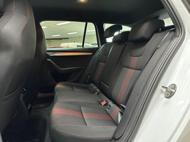 Skoda OCTAVIA Combi 1.5 TSI Greentech Sport Business/ Automaat!/ Trekhaak!/ Flippers/ Zwarte Hemel/ Apple+Android/ Clima/ Navi/ Cruise/ Bluetooth/ Multi.LEDER.Stuur/ Elek.Pakket/ Isofix/ PDC Achter.