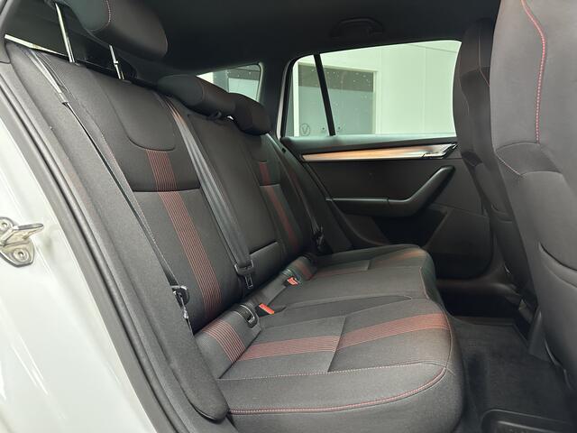 Skoda OCTAVIA Combi 1.5 TSI Greentech Sport Business/ Automaat!/ Trekhaak!/ Flippers/ Zwarte Hemel/ Apple+Android/ Clima/ Navi/ Cruise/ Bluetooth/ Multi.LEDER.Stuur/ Elek.Pakket/ Isofix/ PDC Achter.