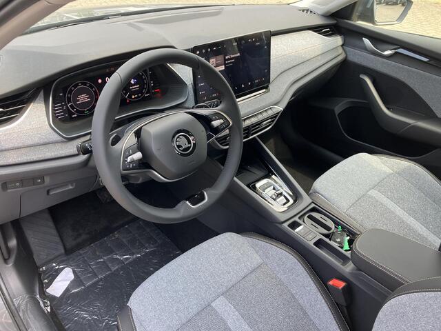 Skoda OCTAVIA combi First Edition 1.5 TSI m-HEV 115 pk DSG | Automaat | Navigatie | Adaptieve cruise control | Apple Carplay/Android Auto | 17" lichtmetalen velgen |