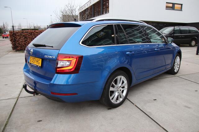 Skoda OCTAVIA Combi 1.5 TSI Business Ed. Plus FULL LED, Pano, Trekhaak, BOMVOL! Aanbieding!